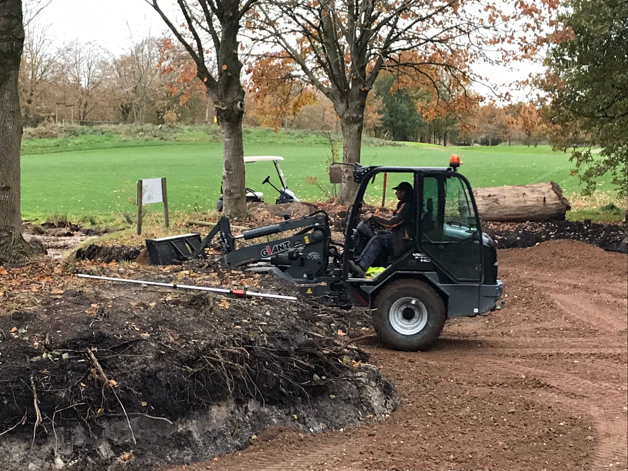 Werkzaamheden aan vijver bij hole2