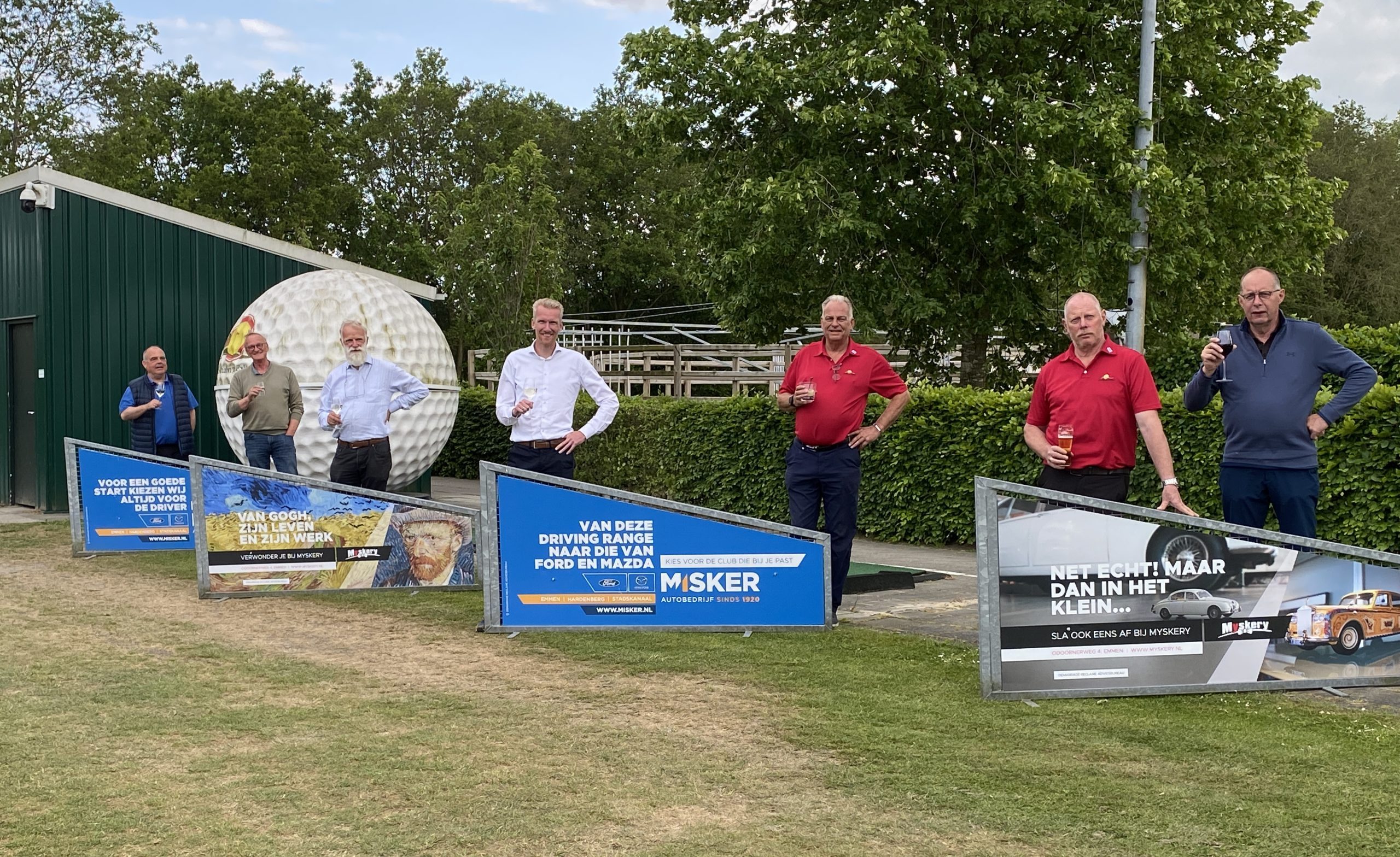 Nieuwe borden op de driving range officieel onthuld